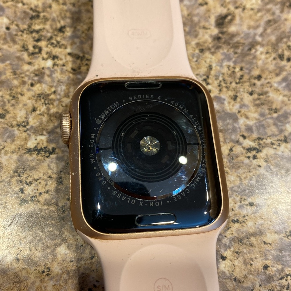Apple Watch Series 4 GPS 40mm Model A1977 Pink S/M Band APPLE NO LONGER SUPPORTS - Picture 5 of 17
